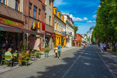 Kaunas, Litvanya, 5 Temmuz 2022: Kaunas, Litvanya şehir merkezinde Laisves Gatve Caddesi.