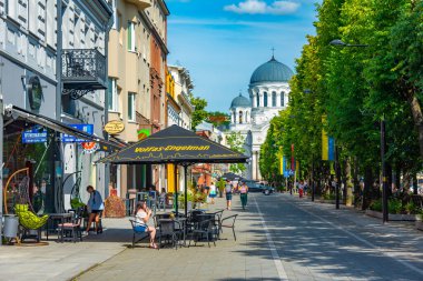 Kaunas, Litvanya, 5 Temmuz 2022: Kaunas, Litvanya şehir merkezinde Laisves Gatve Caddesi.