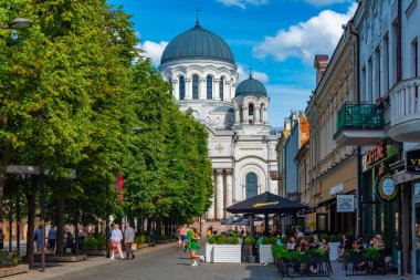 Kaunas, Litvanya, 5 Temmuz 2022: Kaunas, Litvanya şehir merkezinde Laisves Gatve Caddesi.