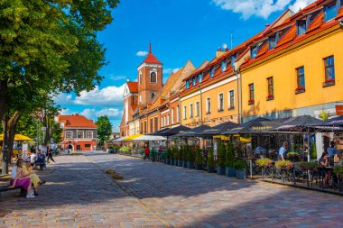 Kaunas, Litvanya, 5 Temmuz 2022: Kaunas, Litvanya 'daki eski kasaba meydanında Aziz Paul ve Peter Katedrali.