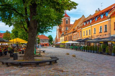 Kaunas, Litvanya, 5 Temmuz 2022: Kaunas, Litvanya 'daki eski kasaba meydanı.