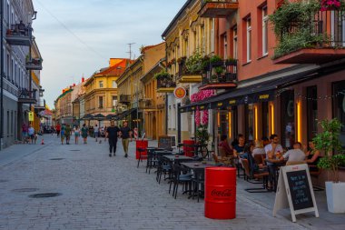 Kaunas, Litvanya, 5 Temmuz 2022: Orta Kaunas, Litvanya 'da bir caddenin gün batımı manzarası.