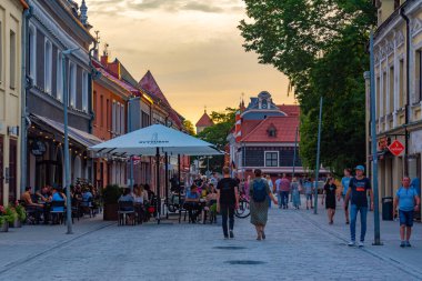 Kaunas, Litvanya, 5 Temmuz 2022: Orta Kaunas, Litvanya 'da bir caddenin gün batımı manzarası.