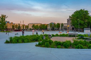 Kaunas, Litvanya, 5 Temmuz 2022: Litvanya 'nın Kaunas kentindeki Vienybes aikste meydanının günbatımı.