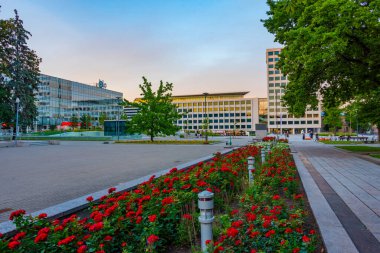 Kaunas, Litvanya, 5 Temmuz 2022: Litvanya 'nın Kaunas kentindeki Vienybes aikste meydanının günbatımı.