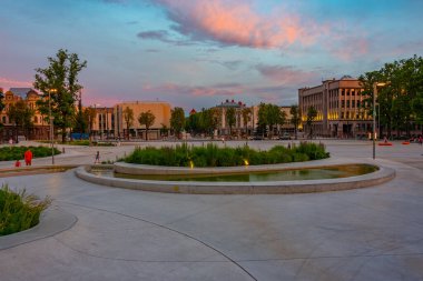 Kaunas, Litvanya, 5 Temmuz 2022: Litvanya 'nın Kaunas kentindeki Vienybes aikste meydanının günbatımı.