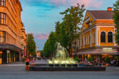 Kaunas, Litvanya, 5 Temmuz 2022: Litvanya 'nın başkenti Kaunas' ta gece hayatı.