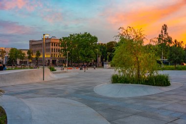 Kaunas, Litvanya, 5 Temmuz 2022: Litvanya 'nın Kaunas kentindeki Vienybes aikste meydanının günbatımı.
