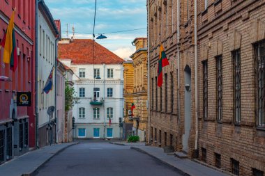 Vilnius, Litvanya, 6 Temmuz 2022: Vilnius, Litvanya 'nın merkezindeki bir caddenin gün batımı manzarası.