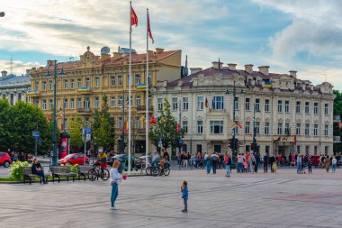 Vilnius, Litvanya, 6 Temmuz 2022: Vilnius, Litvanya 'nın merkezindeki bir caddenin gün batımı manzarası.