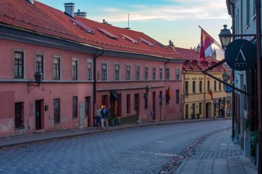 Vilnius, Litvanya, 6 Temmuz 2022: Litvanya 'nın Vilnius kentinin Uzupis cumhuriyetindeki bir caddenin gün batımı manzarası.