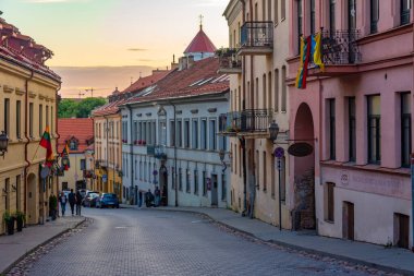 Vilnius, Litvanya, 6 Temmuz 2022: Litvanya 'nın Vilnius kentinin Uzupis cumhuriyetindeki bir caddenin gün batımı manzarası.
