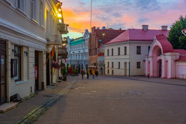 Vilnius, Litvanya, 6 Temmuz 2022: Vilnius, Litvanya 'nın merkezindeki Ausros Vartu caddesinin gün batımı manzarası.