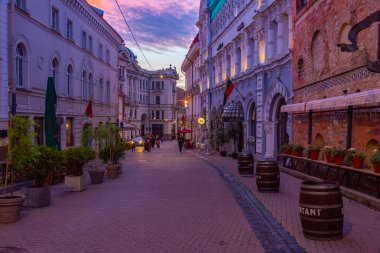 Vilnius, Litvanya, 6 Temmuz 2022: Vilnius, Litvanya 'nın merkezindeki Ausros Vartu caddesinin gün batımı manzarası.