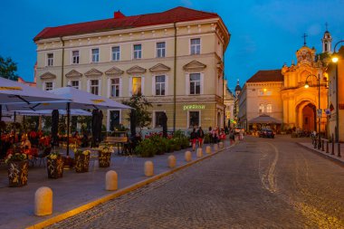 Vilnius, Litvanya, 6 Temmuz 2022: Vilnius, Litvanya 'nın merkezindeki Ausros Vartu caddesinin gün batımı manzarası.