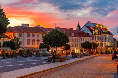 Vilnius, Litvanya, 6 Temmuz 2022: Litvanya 'nın başkenti Vilnius, Litvanya' nın belediye binasının gece manzarası .