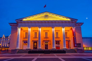 Vilnius, Litvanya, 6 Temmuz 2022 Litvanya 'nın başkenti Vilnius, Litvanya' nın belediye binasının gece manzarası .