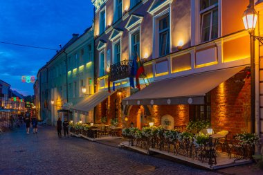 Vilnius, Litvanya, 6 Temmuz 2022: Vilnius, Litvanya 'nın merkezindeki bir caddenin gün batımı manzarası.