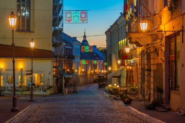 Vilnius, Litvanya, 7 Temmuz 2022: Vilnius, Litvanya 'nın merkezindeki bir sokağın gün doğumu manzarası.