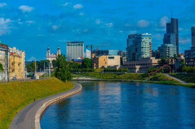 Vilnius, Litvanya, 7 Temmuz 2022: Vilnius, Litvanya 'daki Neris Nehri' nin kıyısı..