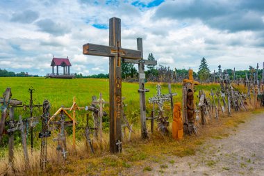 Siauliai, Litvanya, 8 Temmuz 2022: Litvanya 'nın Siauliai kasabası yakınlarındaki Haçlar Tepesi.