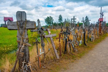 Siauliai, Litvanya, 8 Temmuz 2022: Litvanya 'nın Siauliai kasabası yakınlarındaki Haçlar Tepesi.