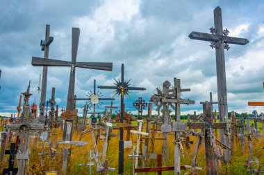 Siauliai, Litvanya, 8 Temmuz 2022: Litvanya 'nın Siauliai kasabası yakınlarındaki Haçlar Tepesi.