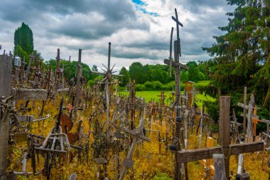 Siauliai, Litvanya, 8 Temmuz 2022: Litvanya 'nın Siauliai kasabası yakınlarındaki Haçlar Tepesi.