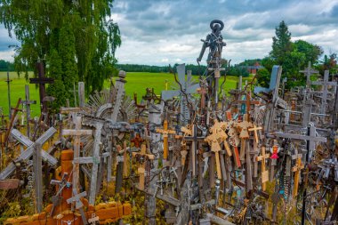 Siauliai, Litvanya, 8 Temmuz 2022: Litvanya 'nın Siauliai kasabası yakınlarındaki Haçlar Tepesi.