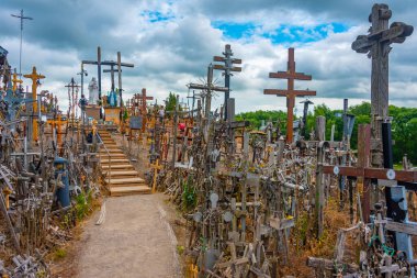 Siauliai, Litvanya, 8 Temmuz 2022: Litvanya 'nın Siauliai kasabası yakınlarındaki Haçlar Tepesi.