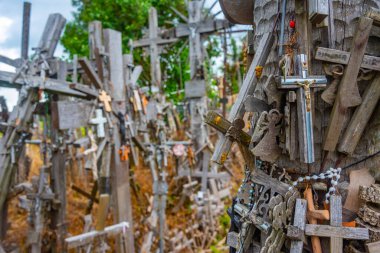 Siauliai, Litvanya, 8 Temmuz 2022: Litvanya 'nın Siauliai kasabası yakınlarındaki Haçlar Tepesi.