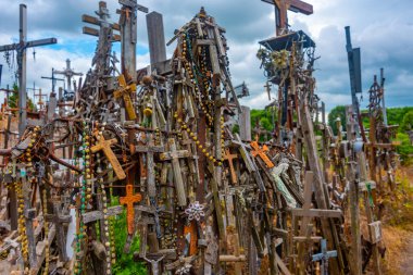 Siauliai, Litvanya, 8 Temmuz 2022: Litvanya 'nın Siauliai kasabası yakınlarındaki Haçlar Tepesi.