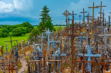 Siauliai, Litvanya, 8 Temmuz 2022: Litvanya 'nın Siauliai kasabası yakınlarındaki Haçlar Tepesi.