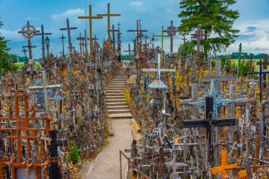 Siauliai, Litvanya, 8 Temmuz 2022: Litvanya 'nın Siauliai kasabası yakınlarındaki Haçlar Tepesi.