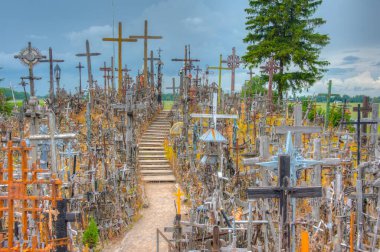 Siauliai, Litvanya, 8 Temmuz 2022: Litvanya 'nın Siauliai kasabası yakınlarındaki Haçlar Tepesi.