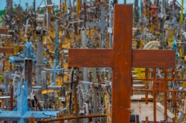 Siauliai, Litvanya, 8 Temmuz 2022: Litvanya 'nın Siauliai kasabası yakınlarındaki Haçlar Tepesi.