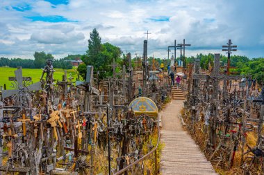 Siauliai, Litvanya, 8 Temmuz 2022: Litvanya 'nın Siauliai kasabası yakınlarındaki Haçlar Tepesi.