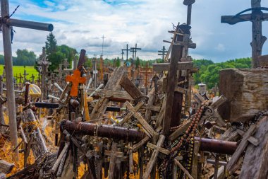 Siauliai, Litvanya, 8 Temmuz 2022: Litvanya 'nın Siauliai kasabası yakınlarındaki Haçlar Tepesi.