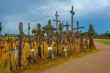 Siauliai, Litvanya, 8 Temmuz 2022: Litvanya 'nın Siauliai kasabası yakınlarındaki Haçlar Tepesi.