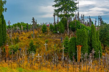 Siauliai, Litvanya, 8 Temmuz 2022: Litvanya 'nın Siauliai kasabası yakınlarındaki Haçlar Tepesi.