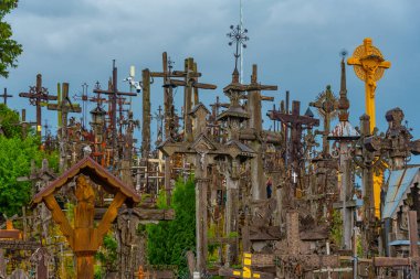 Siauliai, Litvanya, 8 Temmuz 2022: Litvanya 'nın Siauliai kasabası yakınlarındaki Haçlar Tepesi.