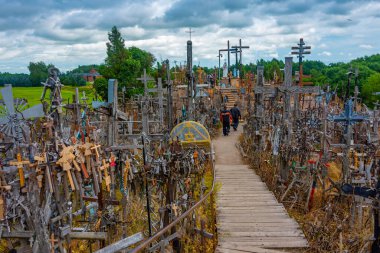 Siauliai, Litvanya, 8 Temmuz 2022: Litvanya 'nın Siauliai kasabası yakınlarındaki Haçlar Tepesi.