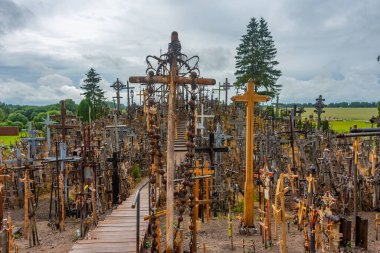 Siauliai, Litvanya, 8 Temmuz 2022: Litvanya 'nın Siauliai kasabası yakınlarındaki Haçlar Tepesi.