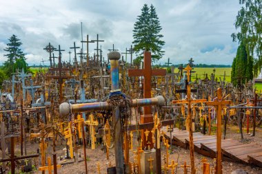 Siauliai, Litvanya, 8 Temmuz 2022: Litvanya 'nın Siauliai kasabası yakınlarındaki Haçlar Tepesi.