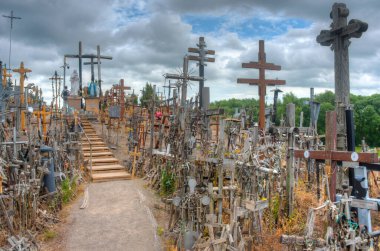 Siauliai, Litvanya, 8 Temmuz 2022: Litvanya 'nın Siauliai kasabası yakınlarındaki Haçlar Tepesi.