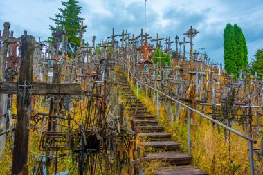 Siauliai, Litvanya, 8 Temmuz 2022: Litvanya 'nın Siauliai kasabası yakınlarındaki Haçlar Tepesi.