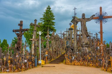 Siauliai, Litvanya, 8 Temmuz 2022: Litvanya 'nın Siauliai kasabası yakınlarındaki Haçlar Tepesi.