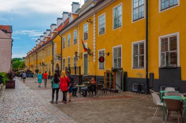 Riga, Letonya, 8 Temmuz 2022: Eski şehir Riga, Letonya 'da gün batımı..