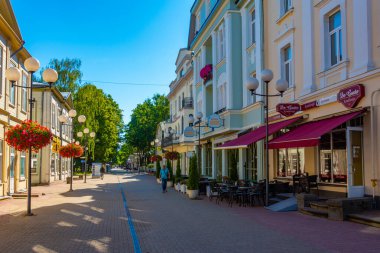 Jurmala, Letonya, 9 Temmuz 2022: Jurmala, Letonya 'daki Jomas iela Caddesi' nde insanlar geziniyor..
