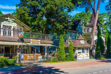 Jurmala, Letonya, 9 Temmuz 2022: Jurmala, Letonya 'daki Jomas iela Caddesi' nde insanlar geziniyor..